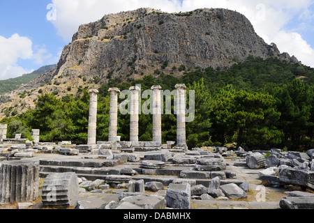 Ruinen des 4. Jahrhundert v. Chr. griechische Tempel der Athena in Priene, Ägäis, Türkei Stockfoto