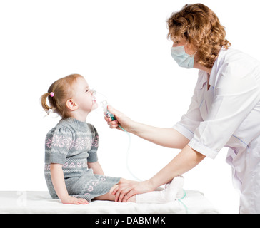 Arzt hält Inhalator Maske für Kind-Atmung, Krankenhaus Stockfoto