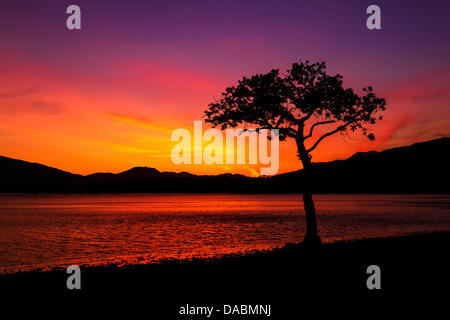 Milarrochy Bay, Loch Lomond, UK. 9. Juli 2013. Wunderschöne Farben zieren den Himmel an der Milarrochy Bucht, Loch Lomond, UK am Ende der heißeste Tag des Jahres so weit. Bildnachweis: Paul Stewart/Alamy Live-Nachrichten Stockfoto