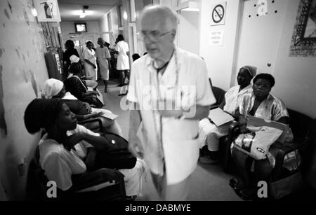 Dr. Jonathan Victor Larsen MBchB (UCT) F.R.C.O.G kümmert sich um Patienten in ambulanten Klinik Eshowe Krankenhaus während der letzten Woche Arbeit Stockfoto