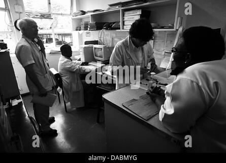 Dr. Jonathan Victor Larsen MBchB (UCT) F.R.C.O.G interagiert Apotheker in Eshowe Krankenhausapotheke während der letzten Woche als eine Stockfoto