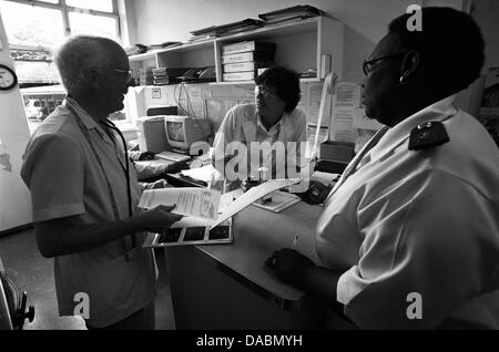 Dr. Jonathan Victor Larsen MBchB (UCT) F.R.C.O.G interagiert Apotheker in Eshowe Krankenhausapotheke während der letzten Woche als eine Stockfoto