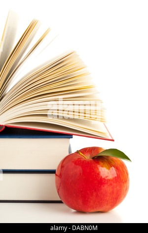 Offenes Buch mit Stapel Bücher mit Apfel - Bildung und Ernährungskonzept Stockfoto