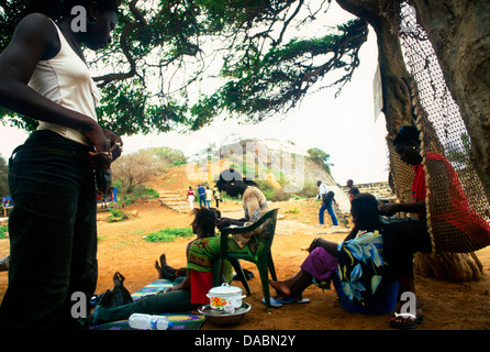 Le de Goree Senegal (Küste Dakar) 7/2003 Oulaye Sarr arbeitet an Haar Freunde Mariane Yade Diatta Ile De GorŽe Rep De Senegal Stockfoto