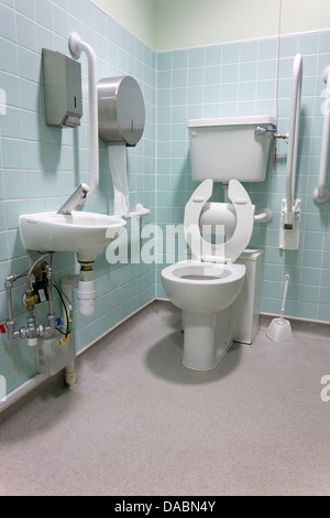 Eine gut ausgestattete Behindertentoilette Stockfoto