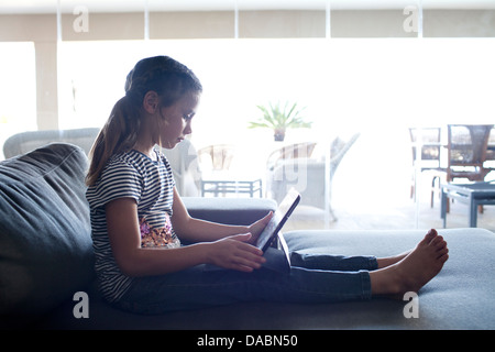 Junges Mädchen schaut im Internet auf ihrem iPad in der Lounge - Stonehurst Estate, Kapstadt, Südafrika. Stockfoto