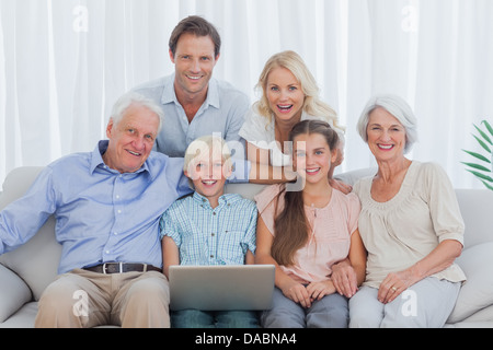 Großfamilie auf couch Stockfoto