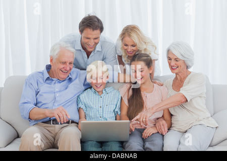 Großfamilie auf sofa Stockfoto