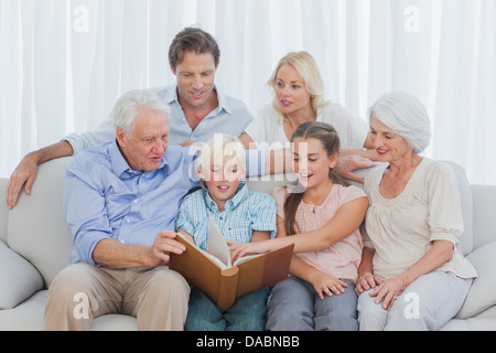 Großfamilie, Blick auf ein Foto-album Stockfoto