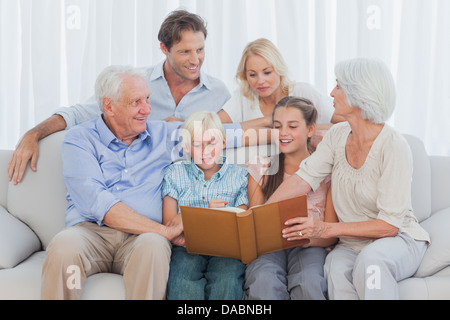 Fröhliche Großfamilie Blick auf ein Foto-album Stockfoto