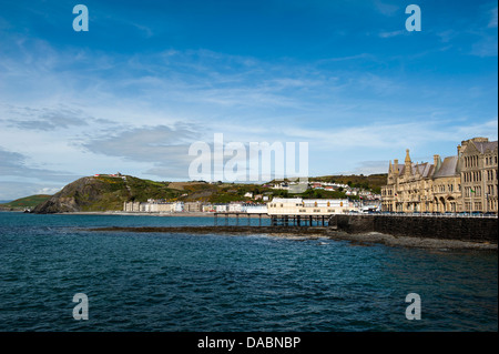 Coastal Ansicht von Aberystwyth Universität Seebrücke und Standseilbahn Wales Stockfoto
