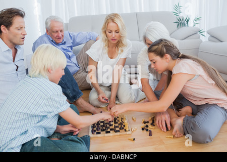 Großfamilie spielt Schach Stockfoto