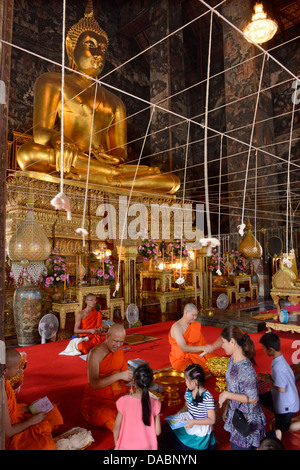 Mönch Segen Menschen in die wichtigsten Viharn des Wat Suthat Bangkok, Thailand, Südostasien, Asien Stockfoto