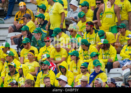 Nottingham, UK. 10. Juli 2013. Mitglieder der Fanatiker die australische Reisen Fanclub auf bei Tag eins der ersten ansehen Investec Asche Test match bei Trent Bridge Cricket Ground am 10. Juli 2013 in Nottingham, England. Bildnachweis: Mitchell Gunn/ESPA/Alamy Live-Nachrichten Stockfoto