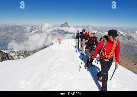 Kletterer am Berg Breithorn, 4164m, Matterhorn im Hintergrund, Zermatt, Valais, Schweizer Alpen, Schweiz, Europa Stockfoto