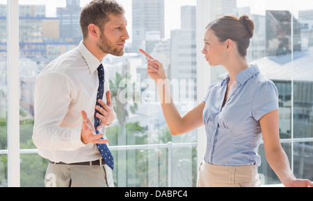 Geschäftspartner haben einen heftigen Streit Stockfoto