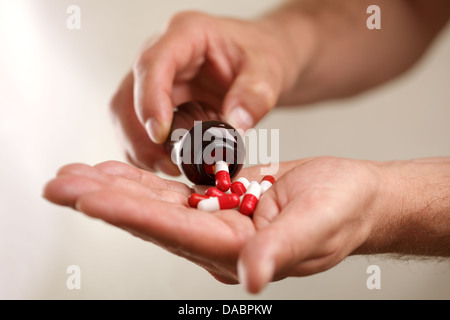 Einnahme von Medizin Stockfoto