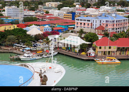 Kreuzfahrtschiff in St. John's Harbour, Antigua, Antigua und Barbuda, Leeward-Inseln, West Indies, Karibik, Mittelamerika Stockfoto