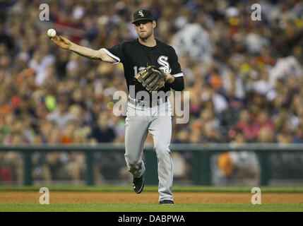 Detroit, Michigan, USA. 9. Juli 2013. 9. Juli 2013: Chicago White Sox Infielder Conor Gillaspie (12) wirft den Ball zum ersten Base während MLB Spielaktion zwischen den Chicago White Sox und die Detroit Tigers im Comerica Park in Detroit, Michigan. Die White Sox besiegt die Tiger 11-4. Bildnachweis: Csm/Alamy Live-Nachrichten Stockfoto