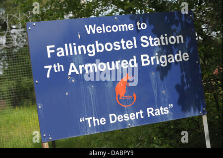 "Desert Rats" steht auf einem Schild hängen von einem Zaun in der britischen Kaserne in Bad Fallingbostel, Deutschland, 10. Juli 2013. Foto: PETER STEFFEN Stockfoto