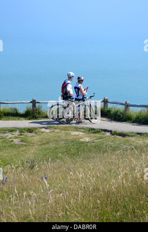 Biker mit Blick auf Meer, Beachy Head, Eastbourne, Sussex, England. Stockfoto