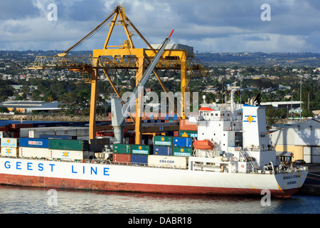 Containerschiff im tiefen Wasser Hafen, Bridgetown, Barbados, Karibik, Karibik, Mittelamerika Stockfoto