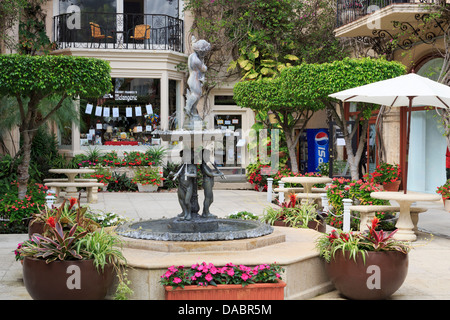 Hof-Brunnen auf der Worth Avenue, Palm Beach, Florida, Vereinigte Staaten von Amerika, Nordamerika Stockfoto