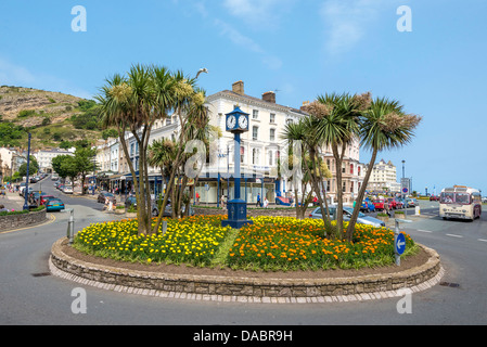 Die floralen Kreisverkehr und die Uhr im Zentrum von Llandudno viktorianischen Seestadt resort in Clwyd Nord-Wales. Stockfoto