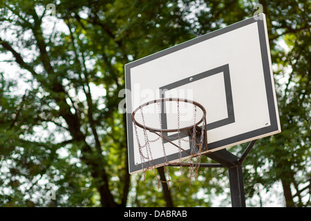 Outdoor-Basketballkorb mit Metall net neben Bäumen Stockfoto