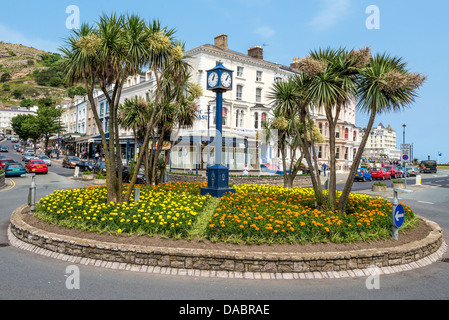 Die floralen Kreisverkehr und die Uhr im Zentrum von Llandudno viktorianischen Seestadt resort in Clwyd Nord-Wales. Stockfoto