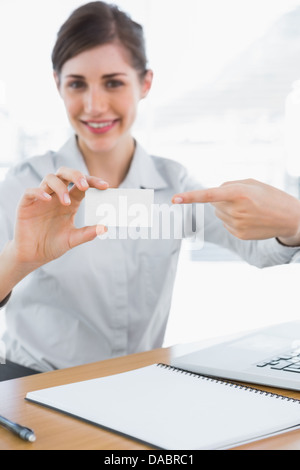 Glücklich Geschäftsfrau auf leere Visitenkarte Stockfoto