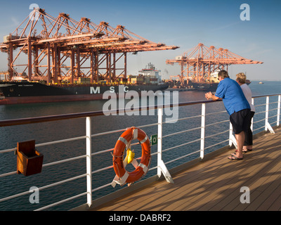 Salalah, Oman, Dhofar zu portieren, MV Minerva Abreise Hafen, Blick auf Container-Hafen Stockfoto