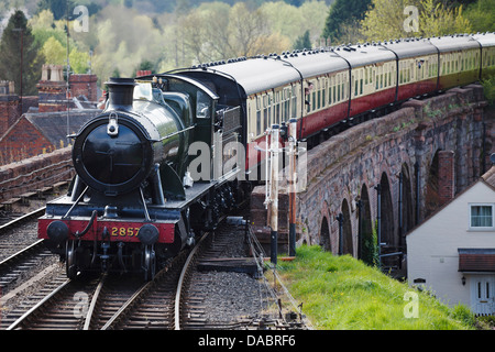 Dampfmaschine, die Ankunft in Bewdley Station, Severn Valley Railway, Worcestershire Stockfoto