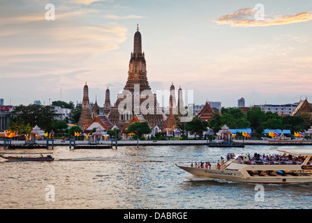 Wat Arun (Tempel der Morgenröte) und Chao-Phraya-Fluss bei Sonnenuntergang, Bangkok, Thailand, Südostasien, Asien Stockfoto