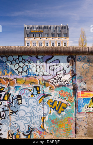 Ehemaligen Abschnitt der Berliner Mauer, Blick vom ehemaligen West-Berliner zeigen East Side Hotel, Berlin, Deutschland, Europa Stockfoto