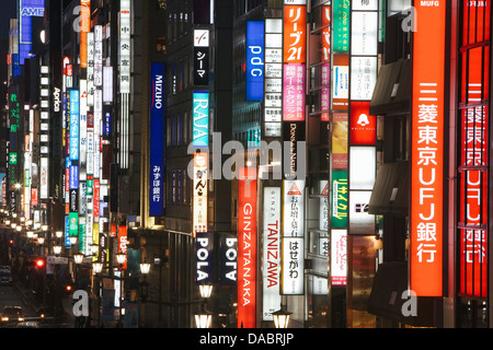 Chuo-Dori, erhöhte Ansicht in der Abenddämmerung entlang Tokios exklusivsten shopping Street, Ginza, Tokio, Honshu, Japan, Asien Stockfoto