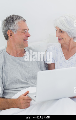 Fröhliche älteres Paar mit einem laptop Stockfoto