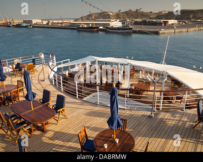 Oman, Dhofar, Salalah, Hafen, hinteren Decks des MV Minerva Abfahrt Hafen Stockfoto