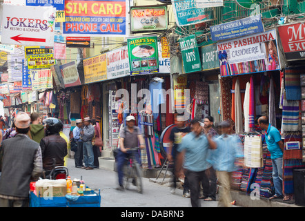 Menschen, die entlang der Straße, Thamel, Kathmandu, Nepal, Asien Stockfoto