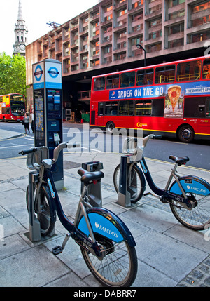 'Boris Bike' Vermietung Fahrradständer zeigt St. Giles-in-the-Fields in Ferne, London, England, Vereinigtes Königreich Stockfoto