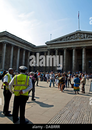 Fassade des British Museum zeigt ionische Säulen, Great Russell Street, London WC1, England, Vereinigtes Königreich Stockfoto