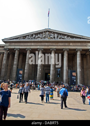 Fassade des British Museum zeigt ionische Säulen, Great Russell Street, London WC1, England, Vereinigtes Königreich Stockfoto