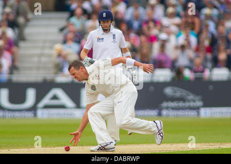 Nottingham, UK. 10. Juli 2013. Australiens Peter Siddle und Englands Joe Root bei Tag eins der ersten Investec Asche Test match bei Trent Bridge Cricket Ground am 10. Juli 2013 in Nottingham, England. Bildnachweis: Mitchell Gunn/ESPA/Alamy Live-Nachrichten Stockfoto