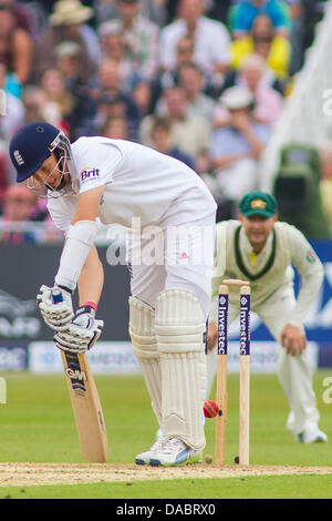 Nottingham, UK. 10. Juli 2013. Englands Joe Root ist durch Australiens Peter Siddle (nicht abgebildet) während der Tag eines der ersten Investec Asche Testspiel bei Trent Bridge Cricket Ground am 10. Juli 2013 in Nottingham, England rollte. Bildnachweis: Mitchell Gunn/ESPA/Alamy Live-Nachrichten Stockfoto