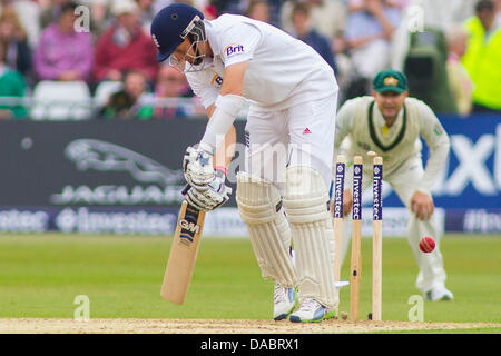 Nottingham, UK. 10. Juli 2013. Englands Joe Root ist durch Australiens Peter Siddle (nicht abgebildet) während der Tag eines der ersten Investec Asche Testspiel bei Trent Bridge Cricket Ground am 10. Juli 2013 in Nottingham, England rollte. Bildnachweis: Mitchell Gunn/ESPA/Alamy Live-Nachrichten Stockfoto