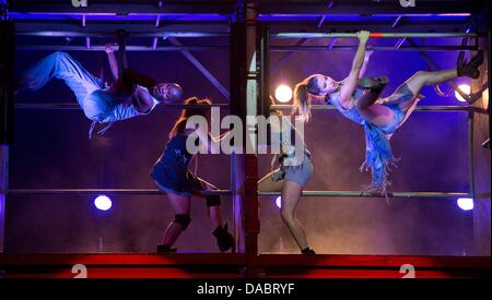 Tänzerinnen und Tänzer aus israelischen Firma Mayumana führen die Show "Momentum" an der komischen Oper in Berlin, Deutschland, 10. Juli 2013. Die Show wird am 12. Juli 2013 premiere. Foto: SOEREN STACHE Stockfoto