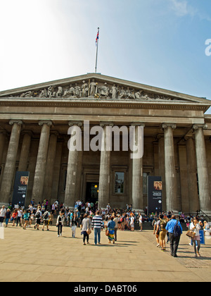 Fassade des British Museum zeigt ionische Säulen, Great Russell Street, London WC1, England, Vereinigtes Königreich Stockfoto