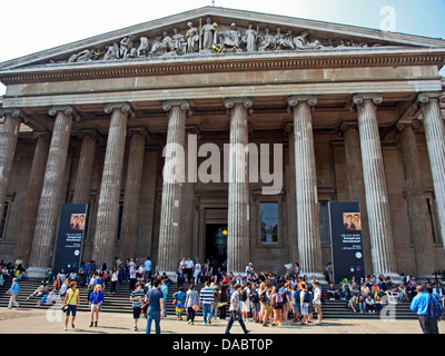 Fassade des British Museum zeigt ionische Säulen, Great Russell Street, London WC1, England, Vereinigtes Königreich Stockfoto