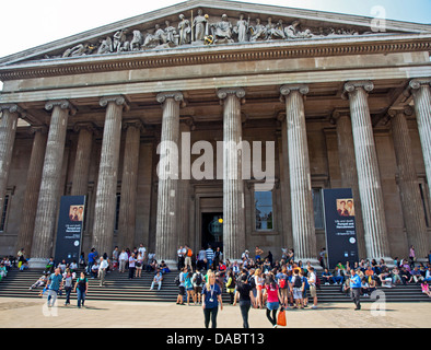 Fassade des British Museum zeigt ionische Säulen, Great Russell Street, London WC1, England, Vereinigtes Königreich Stockfoto