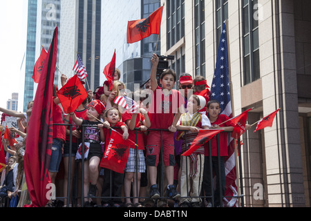 Albanische Amerikaner zeigen ihre nationalen & ethnischen stolz marschieren in der internationalen Migranten Day Parade in New York City. Stockfoto